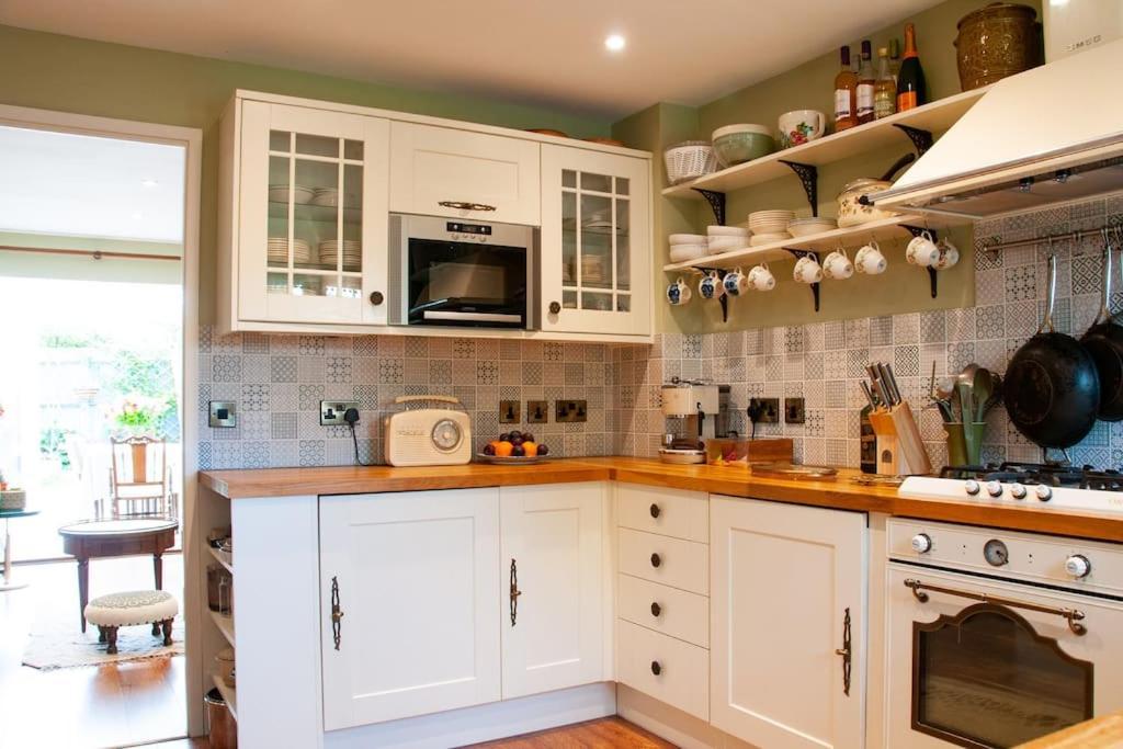 2 Bedroom House In Chichester Near Goodwood And Wittering Beaches Buitenkant foto